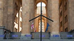 ეს რკინის კონსტრუქცია ძალადობის სიმბოლოა, არავითარი კავშირი არ აქვს ღმერთთან... - უნდა მოიხსნას! - კაკაბაძე