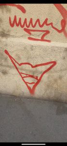 (ფოტო) თბილისში, შენობებზე უცნაური სტენსილები გამოჩნდა