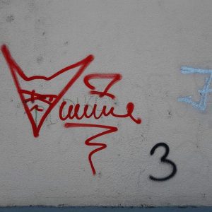 (ფოტო) თბილისში, შენობებზე უცნაური სტენსილები გამოჩნდა