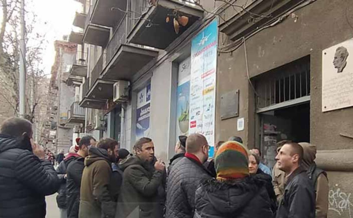 კეკელიძის ქუჩაზე პოლიცია  ბინიდან ოჯახის გამოყვანას ძალის გამოყენებით აპირებს