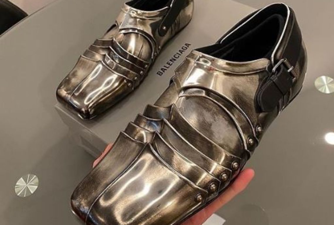 რკინის ქალამნები – დემნა გვასალიას ახალი ნამუშევარი