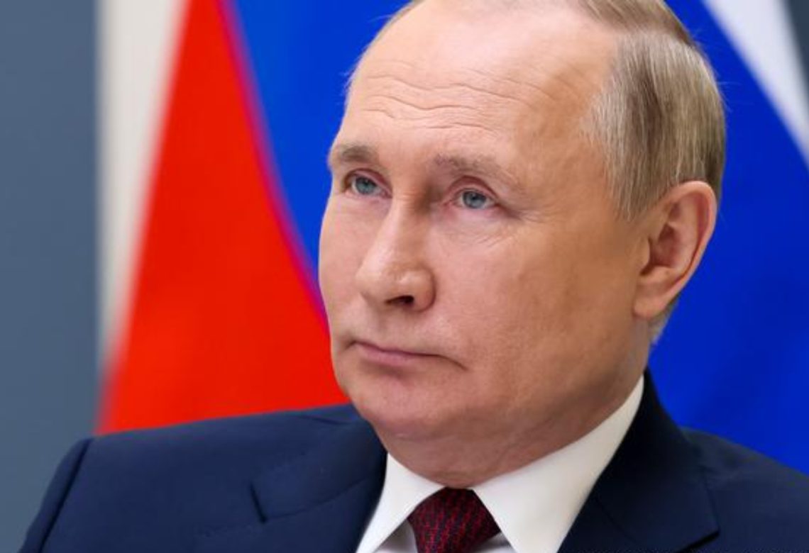 პუტინს მოგზაურობისას დაცვა დაჰყვება, რომელიც მის ფეკალიებს ჩემოდანში აგროვებს