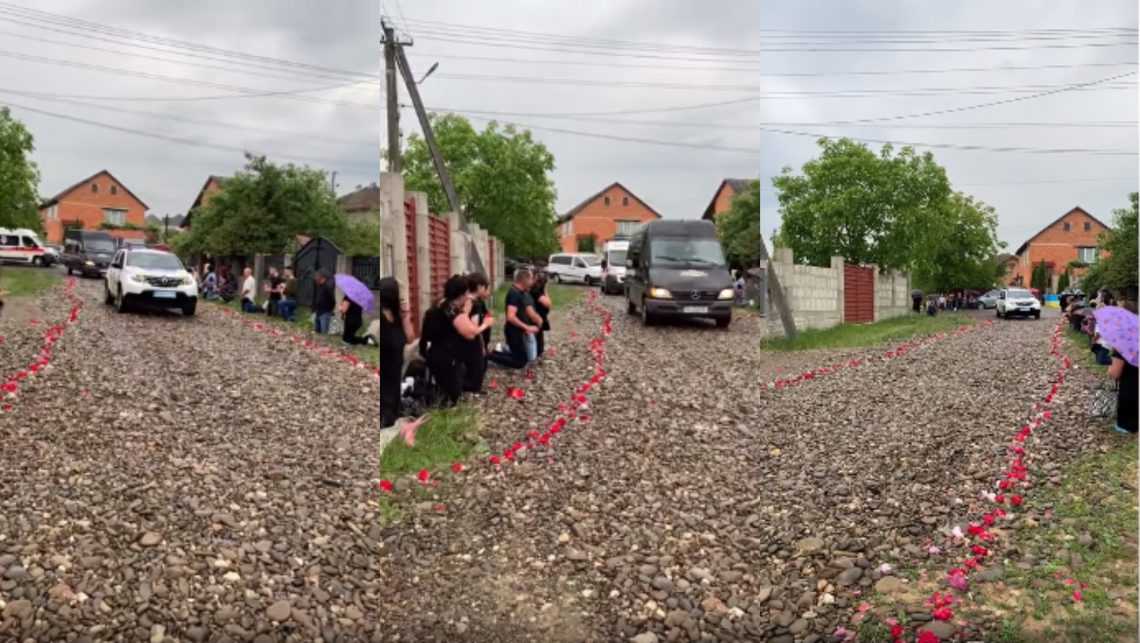 🎥VIDEO: როგორ გააცილეს 19 წლის უკრაინელი ჯარისკაცი მეზობლებმა უკანასკნელ გზაზე