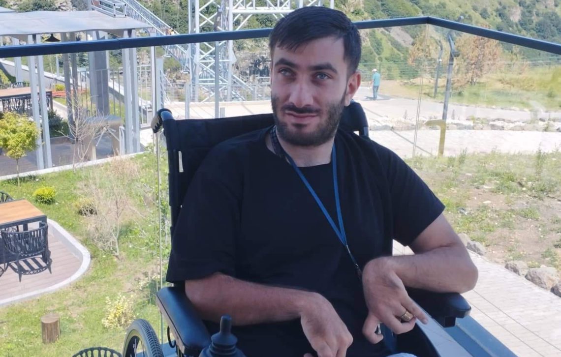 „თურმე, რეზინის ბორბლები აზიანებს მინას, არ შემიშვეს“ – შშმ პირი დაშბაშის კანიონის შუშის ხიდზე არ შეუშვეს