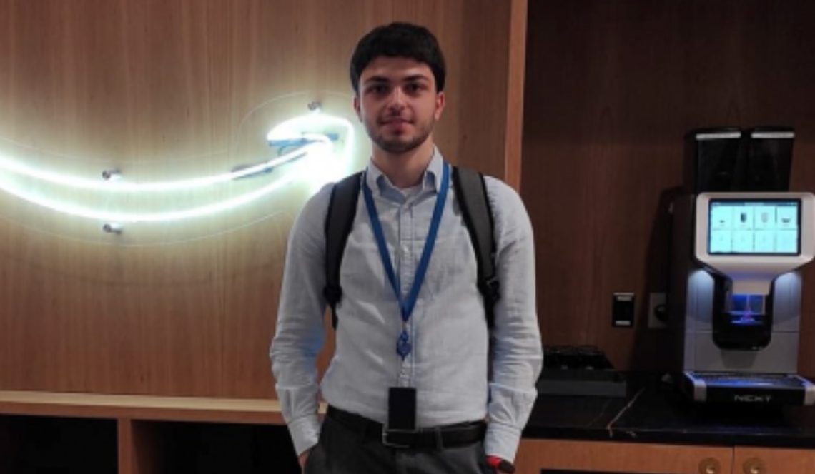 22 წლის რუსთაველმა ბიჭმა მუშაობა Amazon-ში დაიწყო