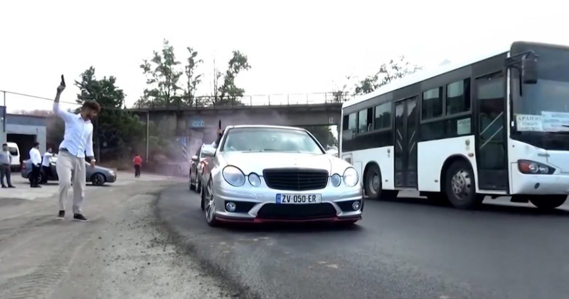 სროლა საქორწილო ესკორტის ავტომობილებიდან – პოლიციამ სამი პირი დააჯარიმა