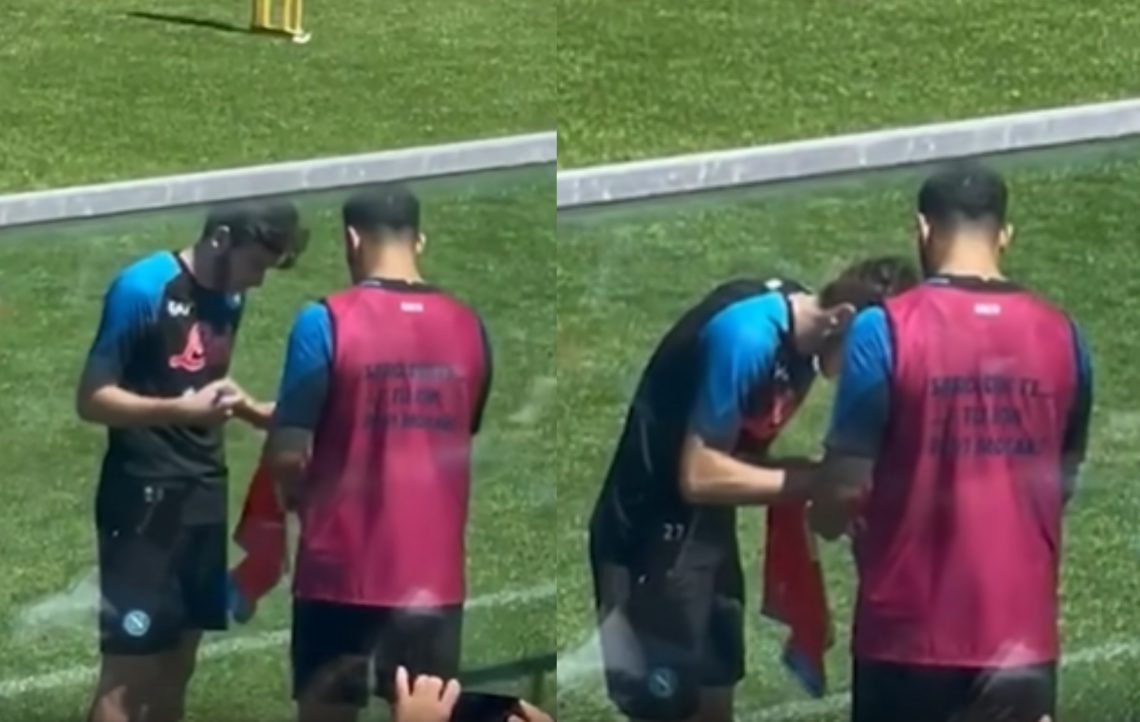 🎥VIDEO: კვარაცხელიას ავტოგრაფის მისაღებად გულშემატკივრები მაისურებს სტადიონზე ისვრიან