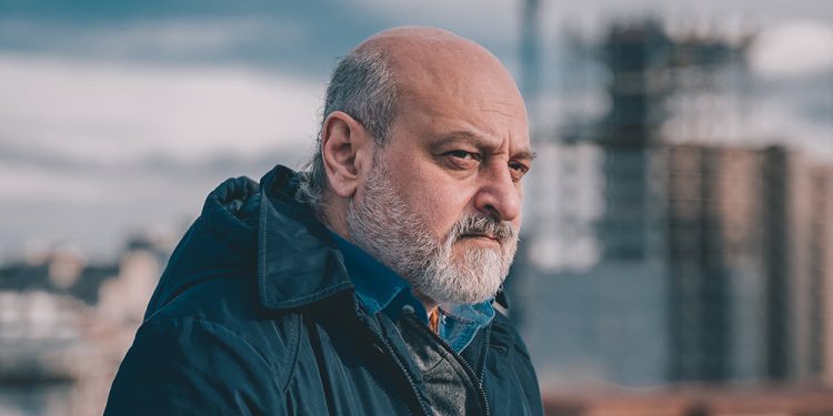 “გლდანის მოლში გაოფლილი და გატიალებული მამაკაცი ცოლისთვის სახეზე ნაყინის წასმას ცდილობდა… ქალს ქეჩოში მარცხენა წაავლო…” – შუღლაძე