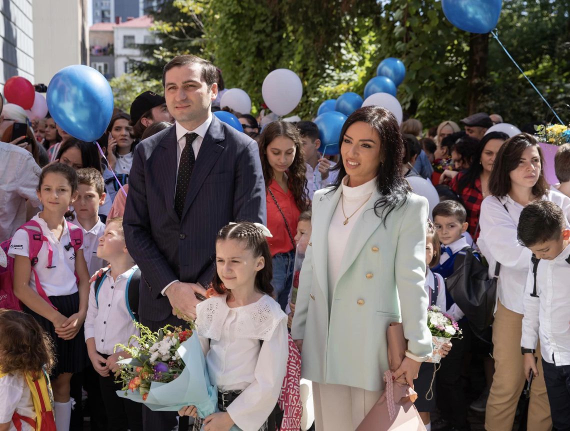 თორნიკე რიჟვაძემ შვილი პირველ კლასში მიიყვანა (ფოტოები)