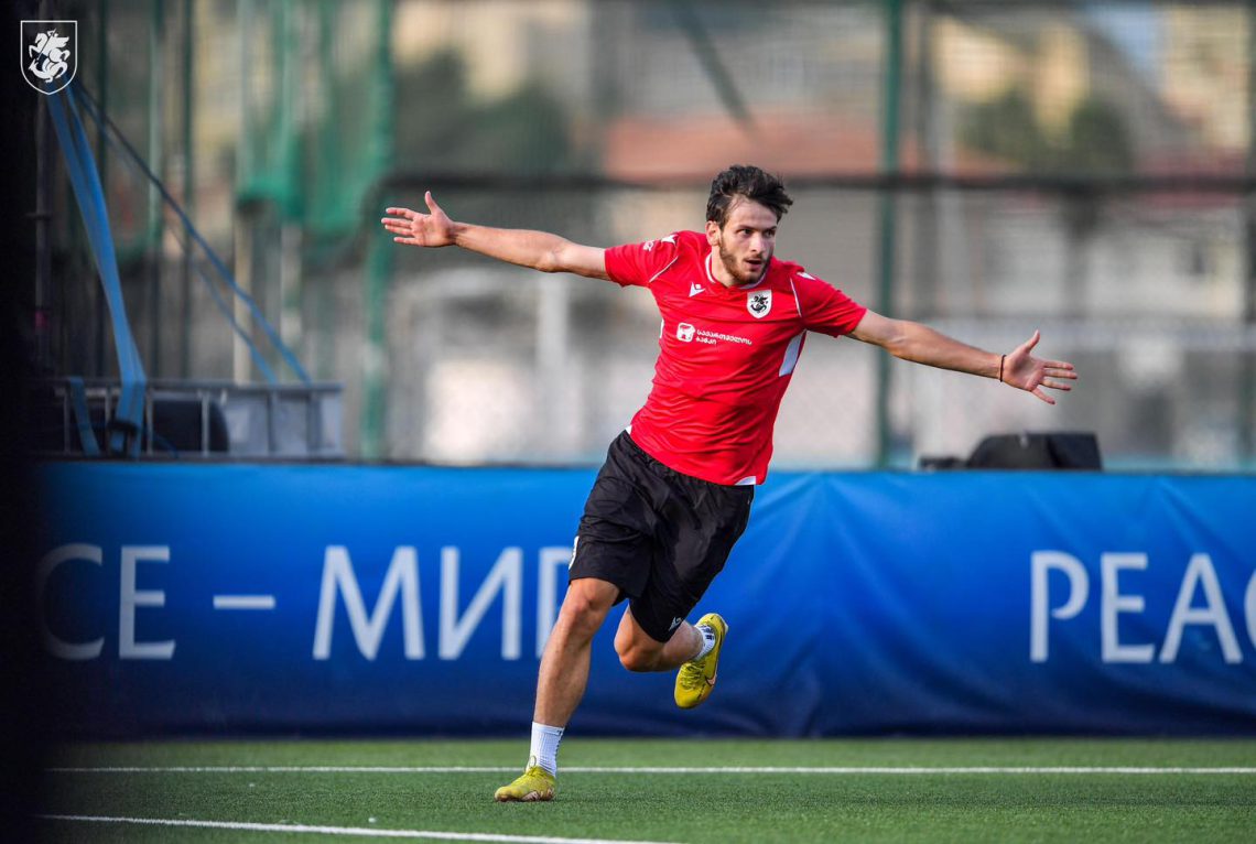 კვარაშოუ გიბლარტარშიც გრძელდება, ხვიჩამ პენალტი მოიპოვა და თავად შეაგდო