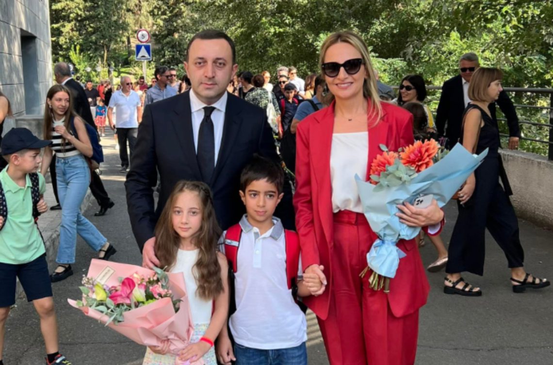 „ნინო პირველ კლასში წავიდა“ – ირაკლი ღარიბაშვილი ოჯახურ ფოტოს აქვეყნებს