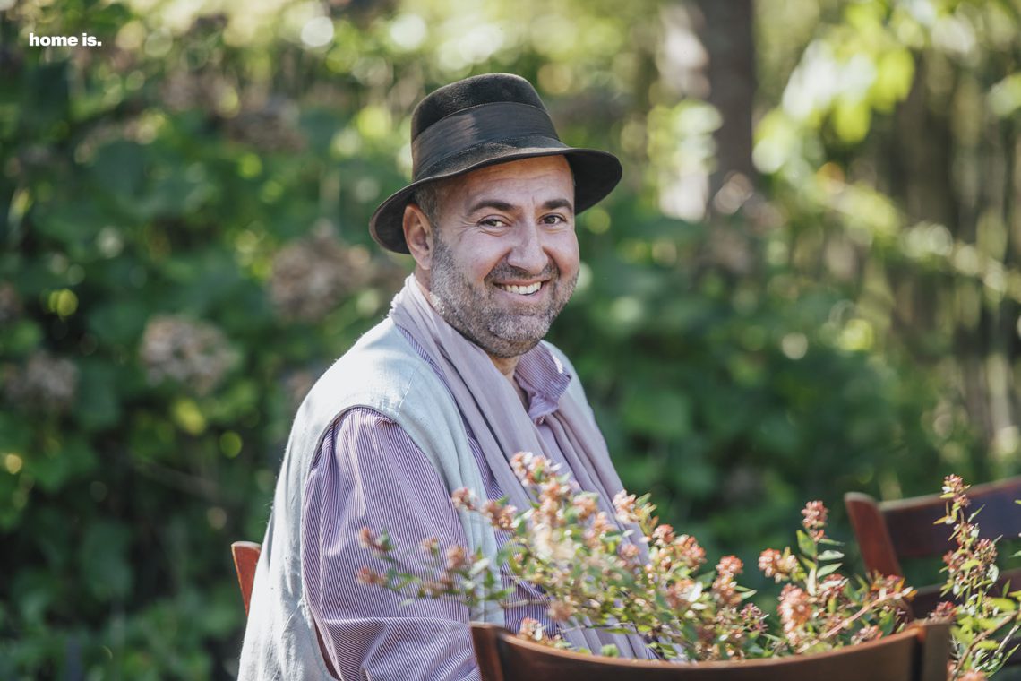 “ბევრი რუსი გვსტუმრობს ბაღში…არ ჰგავს ეს ხალხი არც ტურისტს და არც დროებით აქ ჩამოსულს” – რას წერს ზურა შევარდნაძე