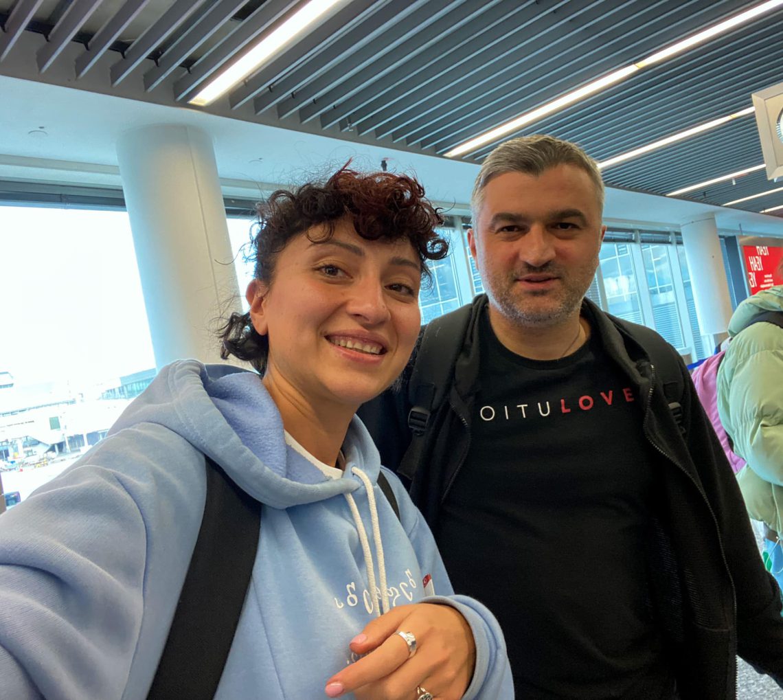 ოპერატორმა თვალები გააფართოვა, გვეხვეწებოდა გვეთქვა, რომ ხვიჩა კვარაცხელიას ოჯახის წევრი იყო – რა გადახდათ ქართველებს გერმანიის აეროპორტში?