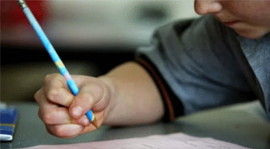 ღმერთო, გადამაქციე ტელევიზორად, რათა ჩემი მშობლები მისმენდნენ და ჩემთან ატარებდნენ დიდ დროს – პედაგოგის შვილის დაწერილი თავისუფალი თემა