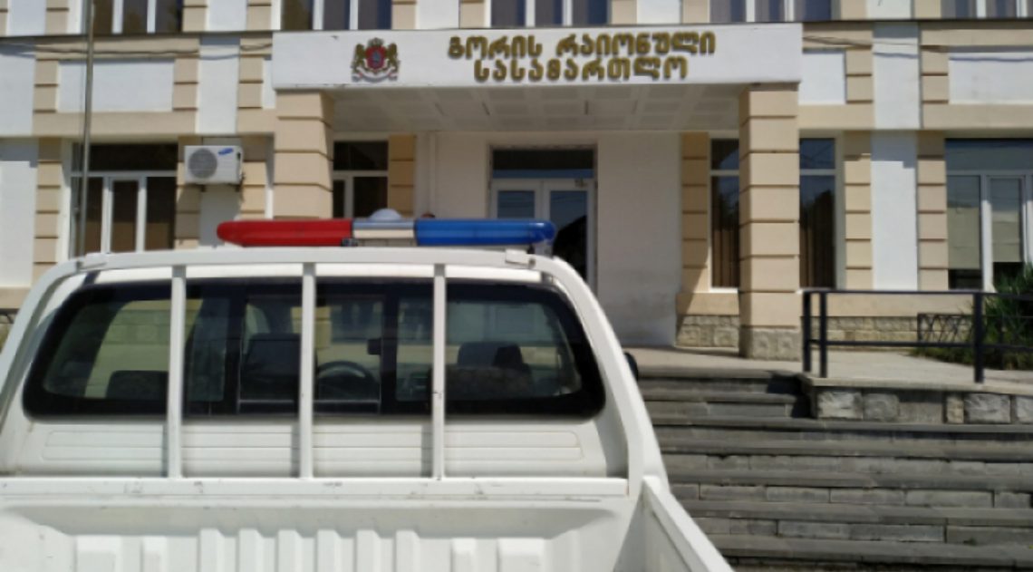 მამაკაცი საკუთარ ძმას რკინის მილით ფიზიკურად გაუსწორდა და ავტომობილი დაულეწა – შემთვევა გორში