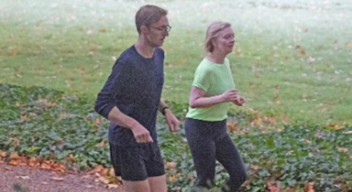 ასეთ ფორმაში გამოჩნდა ლიზ ტრასი პრემიერობის პოსტის დატოვებიდან მეორე დღეს