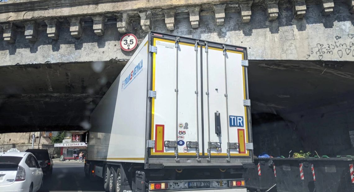 თბილისში, სატვირთო ხიდის ქვეშ გაიჭედა
