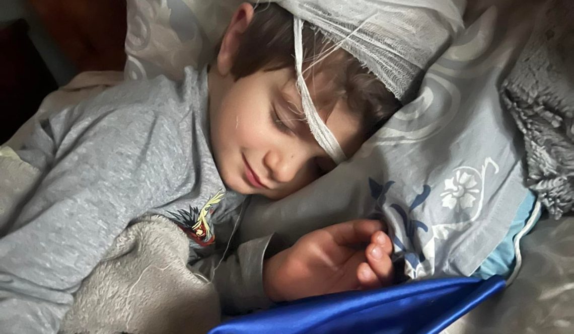 “ეს ბავშვი გუშინ აქციაზე იყო და ომს აპროტესტებდა” – რა შეემთხვა უკრაინელ ბიჭუნას, რომელიც დროშით დარბოდა