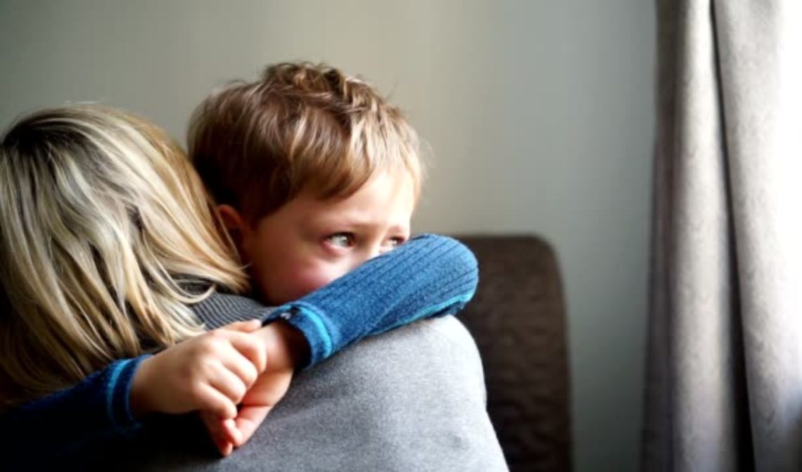 შემზარავი ამბავი 11 წლის ბიჭზე, რომელიც რამდენიმე დღე დედის ცხედართან ერთად ცხოვრობდა