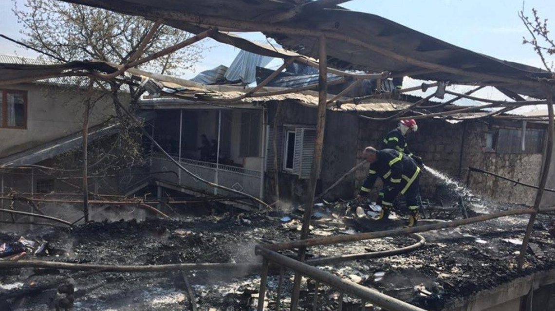 ძლიერი ხანძარი ისანში – ოჯახი, რომელსაც საცხოვრებელი დაეწვა, ღია ცის ქვეშ დარჩა