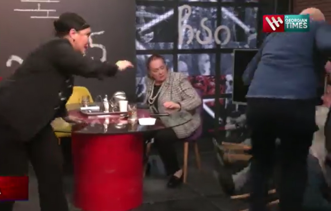 ჩხუბი და დაპირისპირება პირდაპირ ეთერში – მალხაზ თოფურია და ბადრი შუბლაძე ერთმანეთს ფიზიკურად გაუსწორდნენ