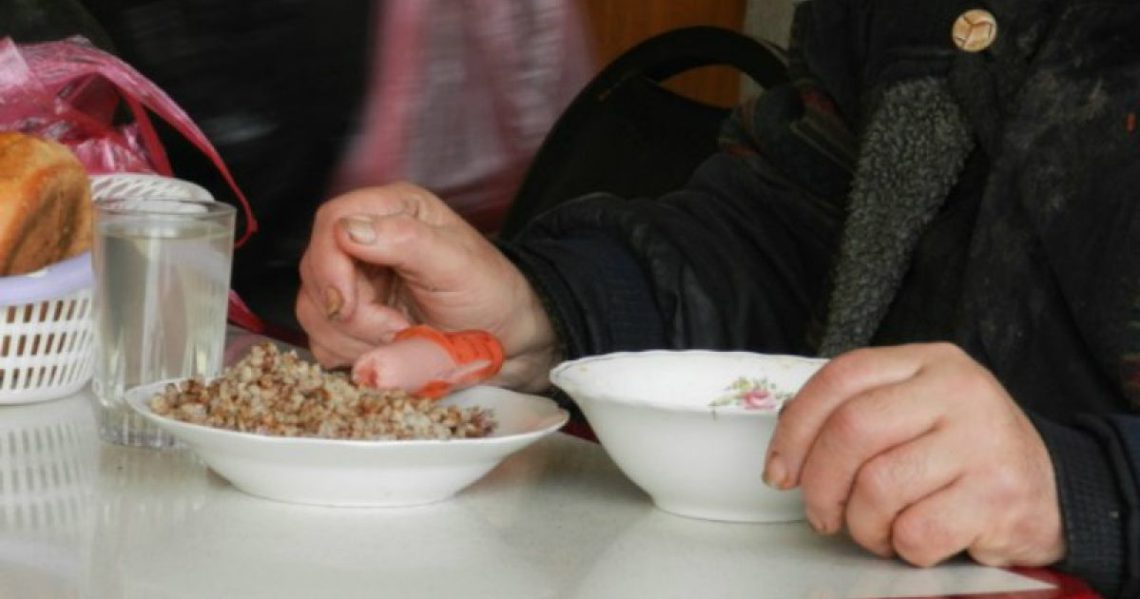 რუსთაველის მეტროს უკან რამდენიმე ადამიანმა საკუთარი სახსრებით უფასო სასადილო გახსნა და გაჭირვებულ ადამიანებს აპურებენ