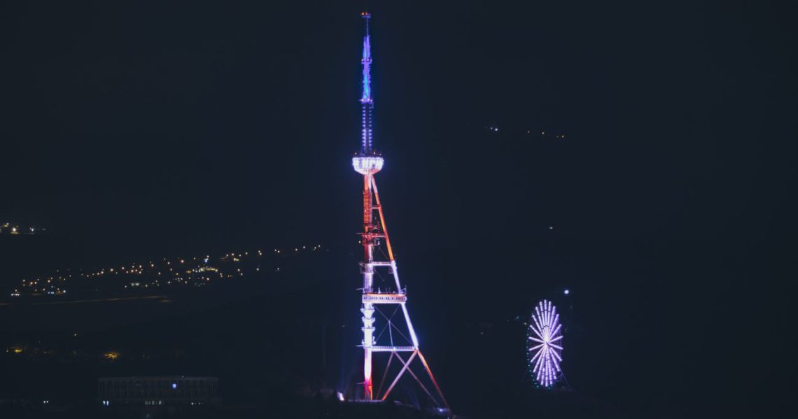 თბილისის ანძა სხვადასხვა ქვეყნის, მათ შორის უკრაინის დროშის ფერებში განათდება