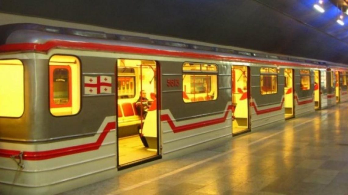 როგორია მგზავრის მდგომარეობა, რომელიც თბილისის მეტროსადგურის ლიანდაგებში ჩავარდა