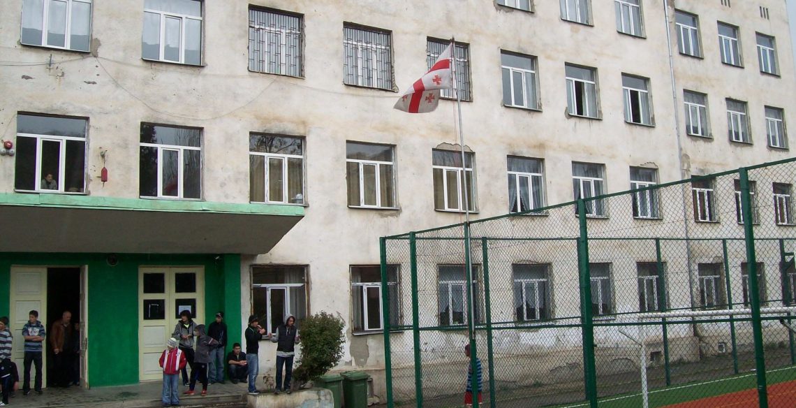 ბავშვები გააფრთხილეთ, მარტო არსად გაუშვათ, ეს პირი სკოლებთან არის შემჩნეული – სოციალურ ქსელში მორიგი ამბავი ვრცელდება