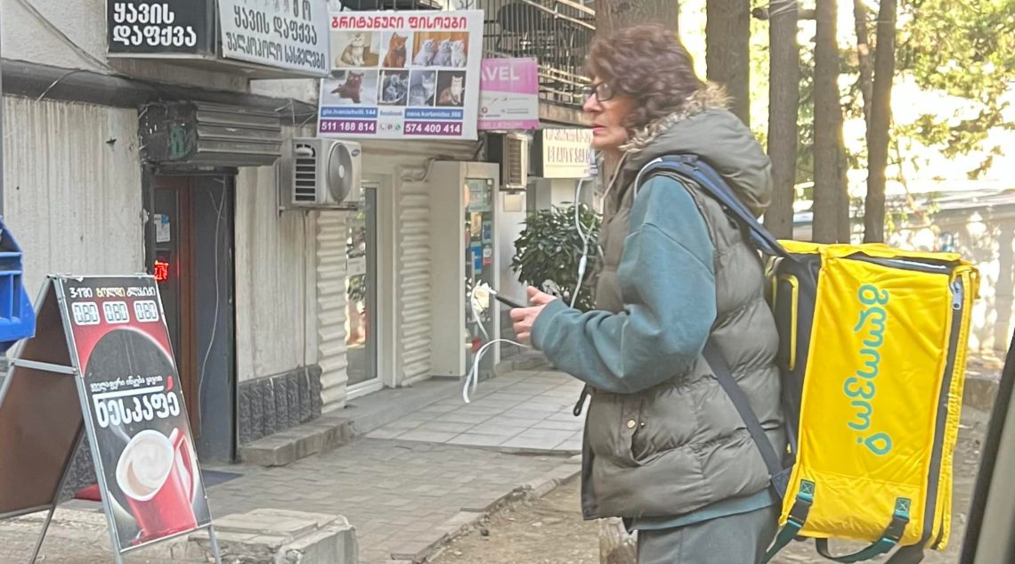 კიდევ ერთი ქალი რომელიც ოჯახს Glovo-ს კურიერობით არჩენს