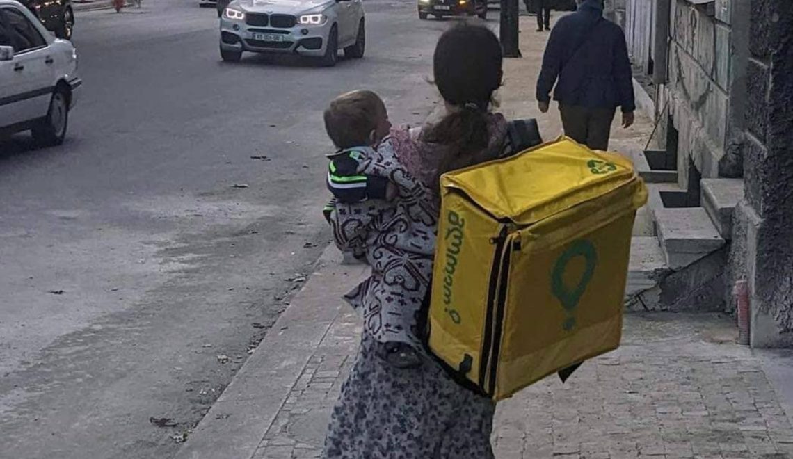 ვინ არის ქალი რომელიც მცირეწელოვან შვილთან ერთად Glovo-ს კურიერად მუშაობს