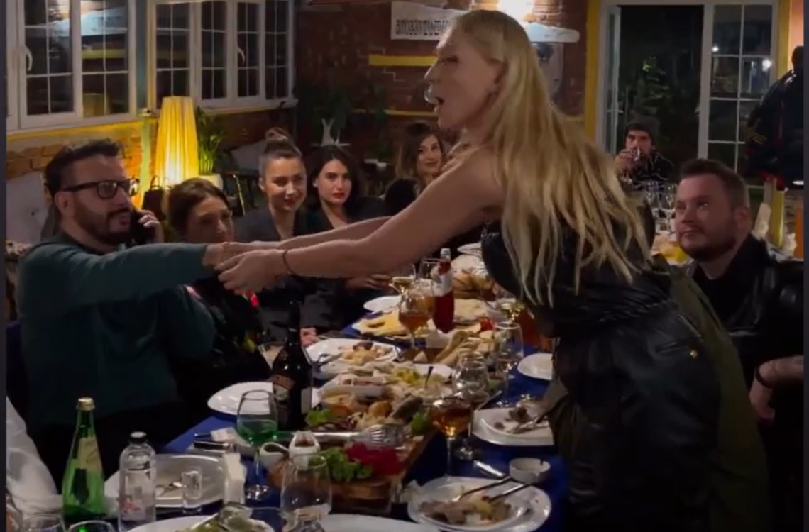 VIDEO: ”ცნობილი სტუმრები და მდიდრული გარემო…” – მომღერალმა ანრი ჯოხაძე საოცარი დაბადების დღე გადაიხადა 