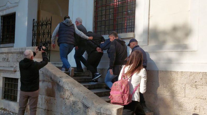 35 წლის კაცი, რომელიც მოსწავლეებს ავიწროვებდა, მშობლებმა დაიჭირეს და პოლიციას გადასცეს