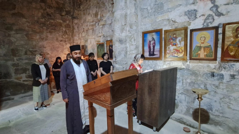 “ციხეში გაუპატიურებაზე მოხვედრილი კაცი დასამარხი იყო და კაცები ხელს არ კიდებდნენ, ბოლოს ქალებმა გამოასვენეს – რას წერს მამა ლევანი