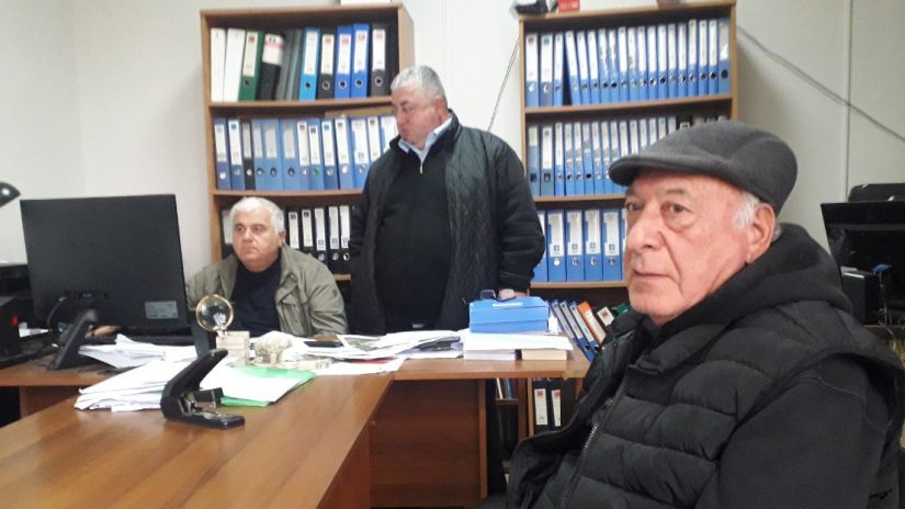 75 წლის პენსიონერი ოზურგეთის პოლიციამ “ვაშლის გათლის” გამო 200 ლარით დააჯარიმა