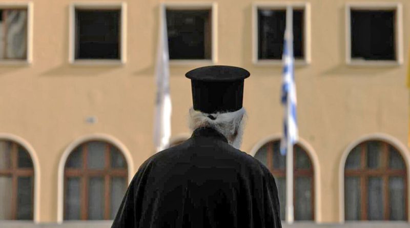 მღვდელმა კორპუსის მაცხოვრებელთა კრებაზე ორი ქალი სცემა და თმით ითრია