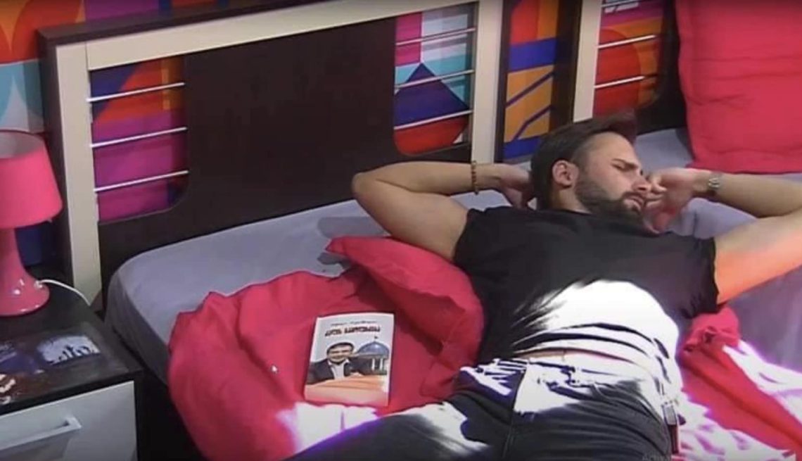 პრაიმჰაუსის მონაწილე მიხეილ სააკაშვილის წიგნს ” ძალის გამოღვიძებას” კითხულობს