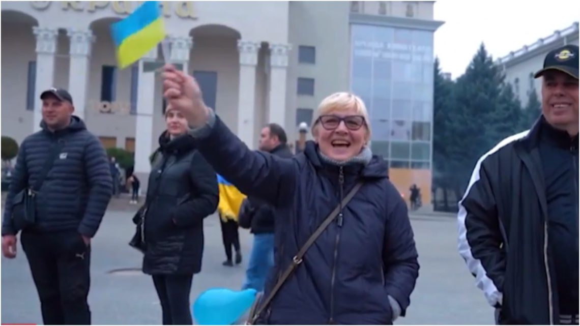 PHOTOS: დეოკუპირებულ ჰერსონში შესვლის ემოციური კადრები – მოსახლეობა უკრაინელ მებრძოლებს ყვავილებით და დროშებით შეხვდა