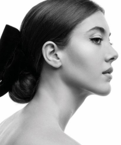 VIDEO: “გენები და ნიჭიერება” – მაკა ასათიანის დისშვილის შესრულებამ და გარეგნობამ ყველა აღაფრთოვანა