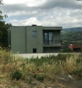 ვანო მერაბიშვილი კეზერაშვილის მიერ გადაცემული სოლიდური თანხის ნაწილით დიღომში ფეშენებელურ სახლს იშენებს