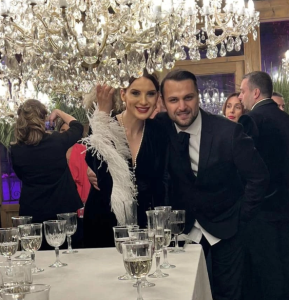 ფოტო: რატომ შეიკრიბნენ ცნობილი სახეები ერთად - შოუბიზნესის ფორუმი „გარდენია შევარდნაძეში“