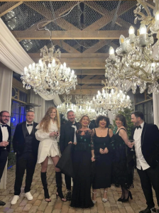 ფოტო: რატომ შეიკრიბნენ ცნობილი სახეები ერთად - შოუბიზნესის ფორუმი „გარდენია შევარდნაძეში“