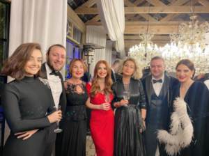 ფოტო: რატომ შეიკრიბნენ ცნობილი სახეები ერთად - შოუბიზნესის ფორუმი „გარდენია შევარდნაძეში“