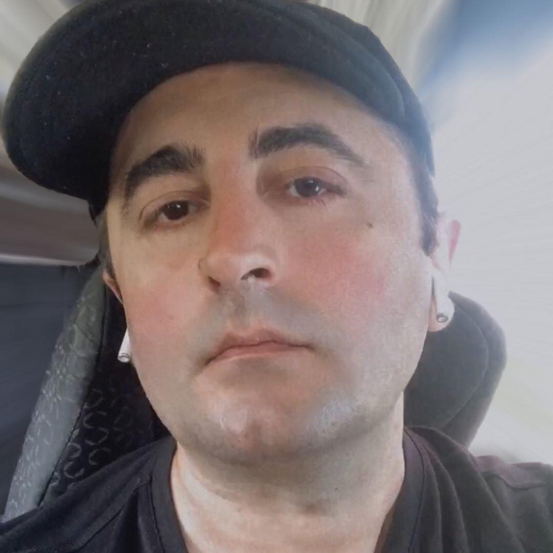 “კოცნაზე გამახსენდა, დღეში დაახლეობით 3-4 ქალს ვკოცნიდი” – რას წერს დავით ჩუთლაშვილი