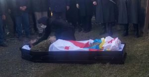 📷 დედის უკანასკნელი დატირება- სულისშემძვრელი კადრები გმირი ჯამბულ ხოფერიას დაკრძალვიდან