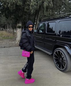 შორენა ბეგაშვილი ტრენდული ლუქით ახალ ავტომობილთან პოზირებს (ფოტო)