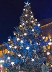 დედაქალაქის მთავარი ნაძვის ხე აინთო