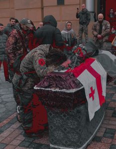 მოგიყვებით ბიჭებზე, რომლებსაც ბავშვობის მერე არ უტირიათ, ახლა კი კვირა არ გავა, სრულიად უცხო კაცის კუბოსთან არ აქვითინდნენ - მაქარაშვილი