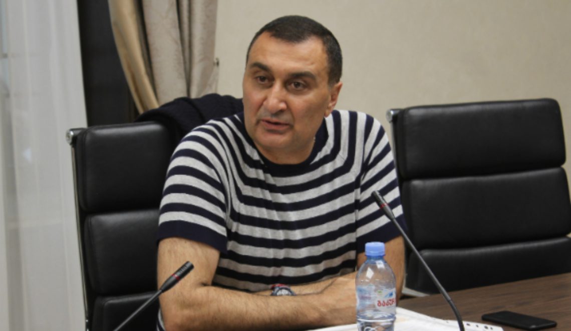 “თქვე ქაჯებო, არც არმანი გიშელით და არც შანელი, ყარხართ” – ვის მიმართავს დავით ოქიტაშვილი