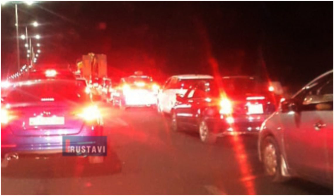 “40 წუთზე მეტია გადაადგილება შეფერხებულია…” – რა ხდება ამ წუთებში რუსთავი-თბილისის ავტობანზე